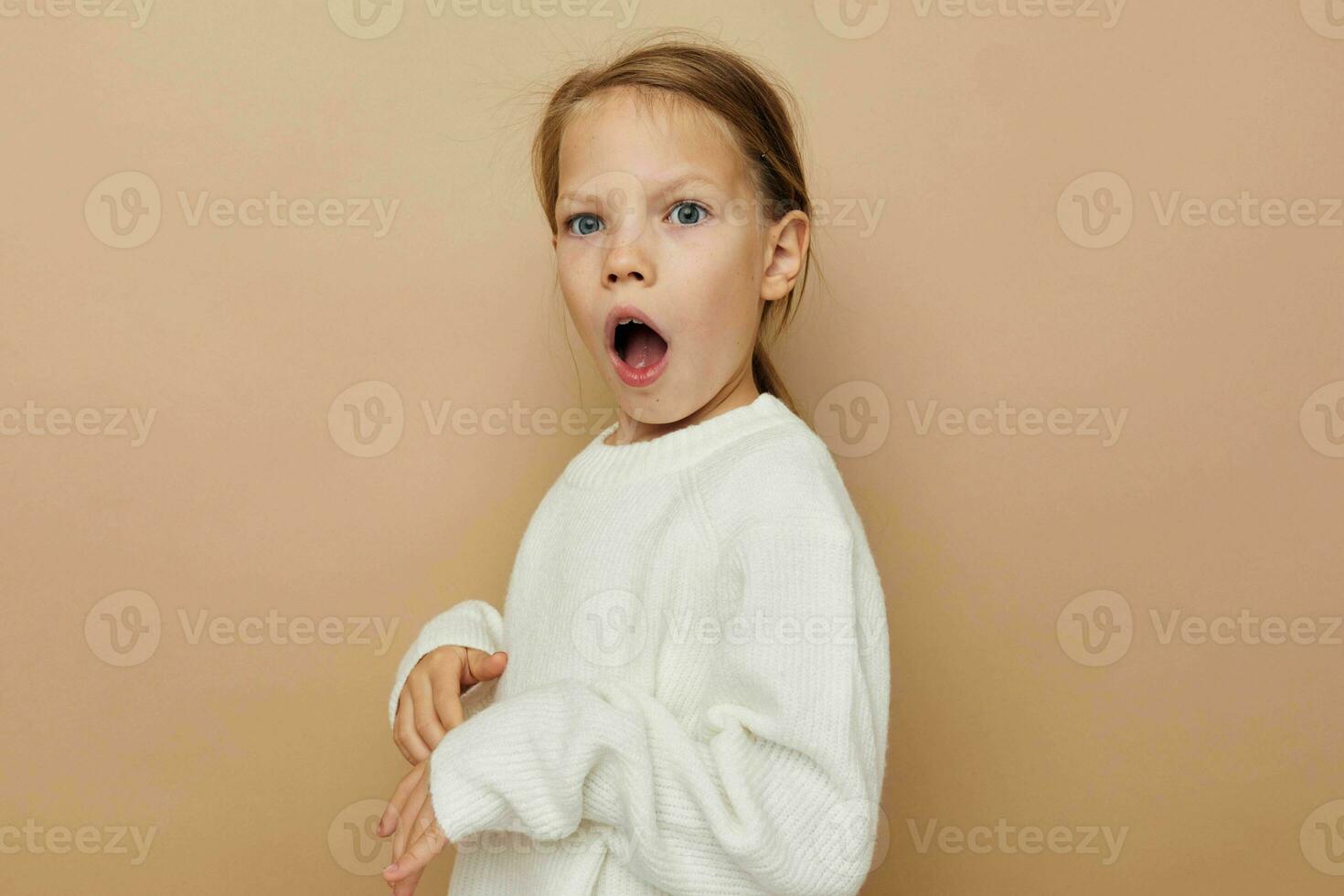 bonito joven niña en blanco suéter posando mano gestos estilo de vida inalterado foto