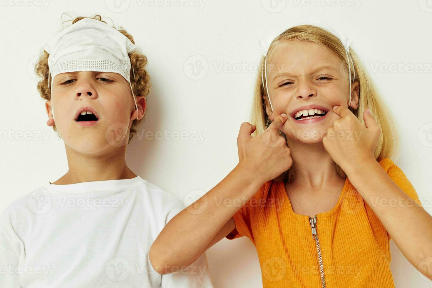 retrato de linda niños en médico máscara proteccion posando mueca ligero antecedentes foto