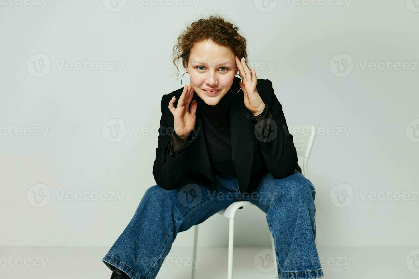 alegre mujer elegante estilo negro chaqueta de sport posando ligero antecedentes inalterado foto