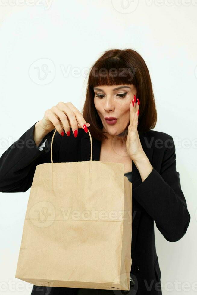 retrato de un mujer en un negro de pelo corto traje papel bolso estilo de vida inalterado foto