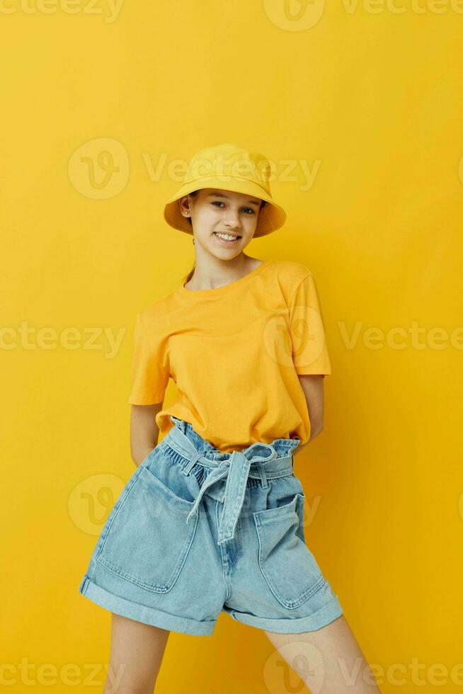 joven mujer en un amarillo sombrero juventud estilo casual vestir aislado antecedentes foto