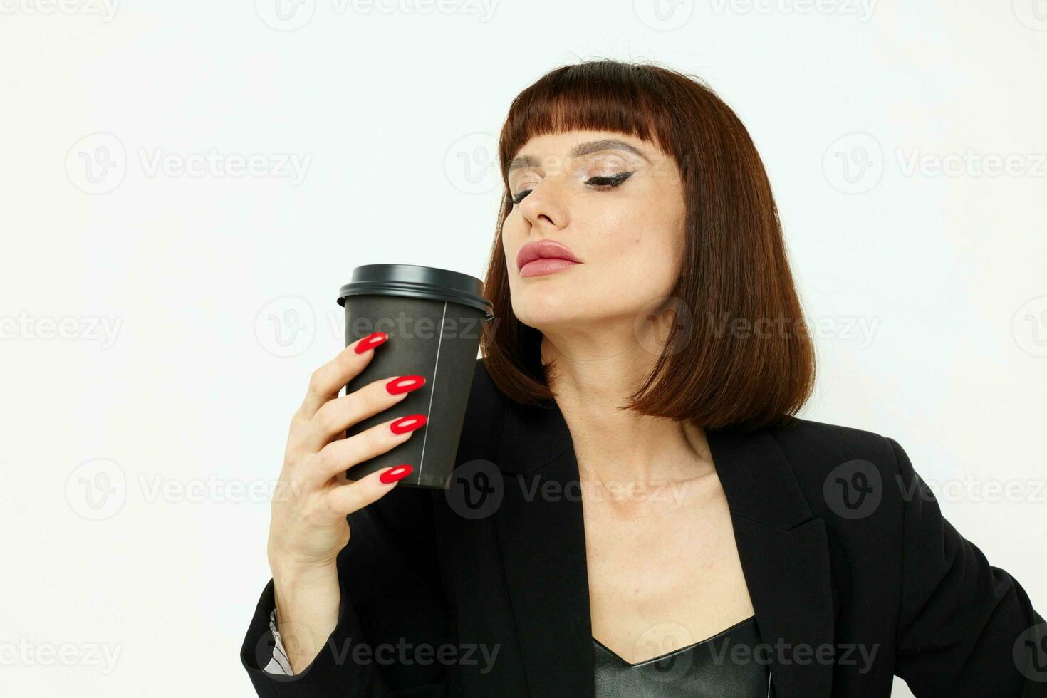 atractivo mujer en un negro traje un jarra con un bebida encanto estilo de vida inalterado foto