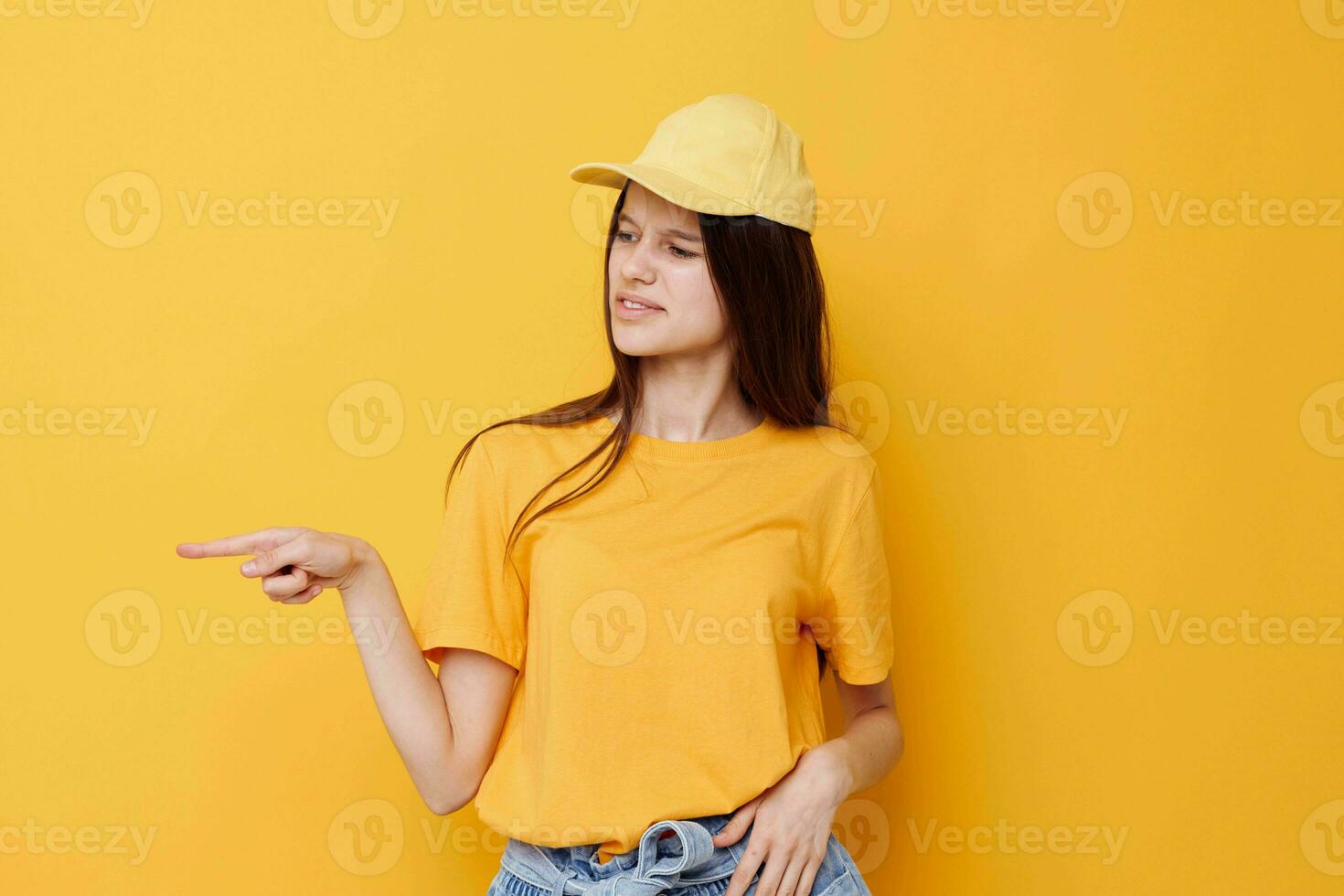 joven hermosa mujer mano gesto emociones verano estilo amarillo antecedentes foto