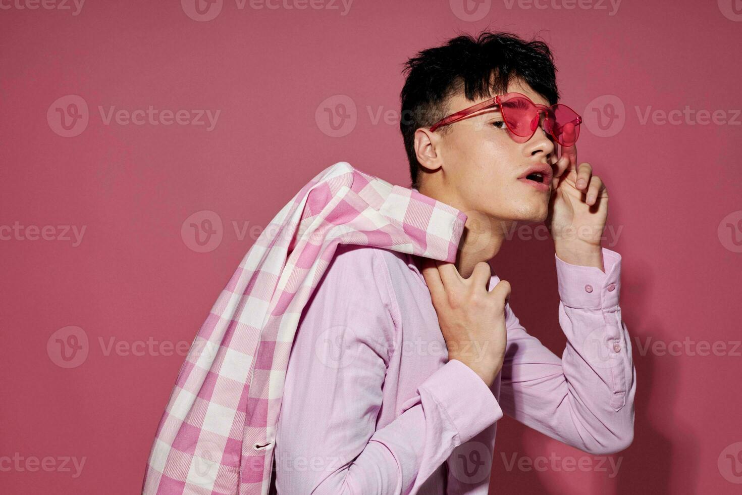 un joven hombre yo confianza rosado tartán chaqueta de sport Moda posando rosado antecedentes inalterado foto