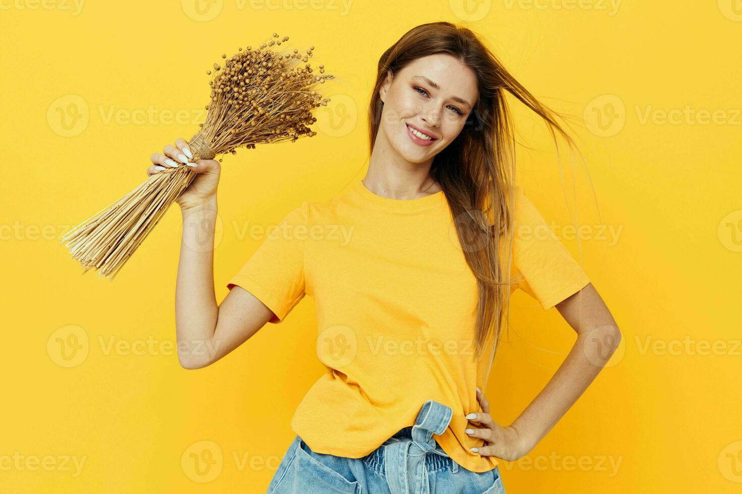 hermosa mujer ramo de flores de seco flores casual vestir sonrisa posando aislado antecedentes foto