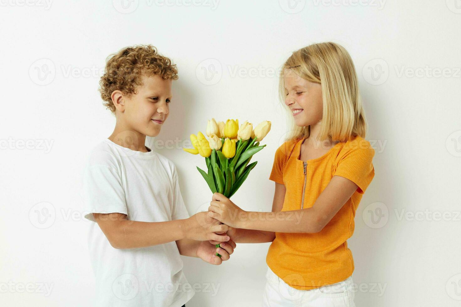 dos alegre niños con un ramo de flores de flores regalo cumpleaños fiesta infancia ligero antecedentes foto