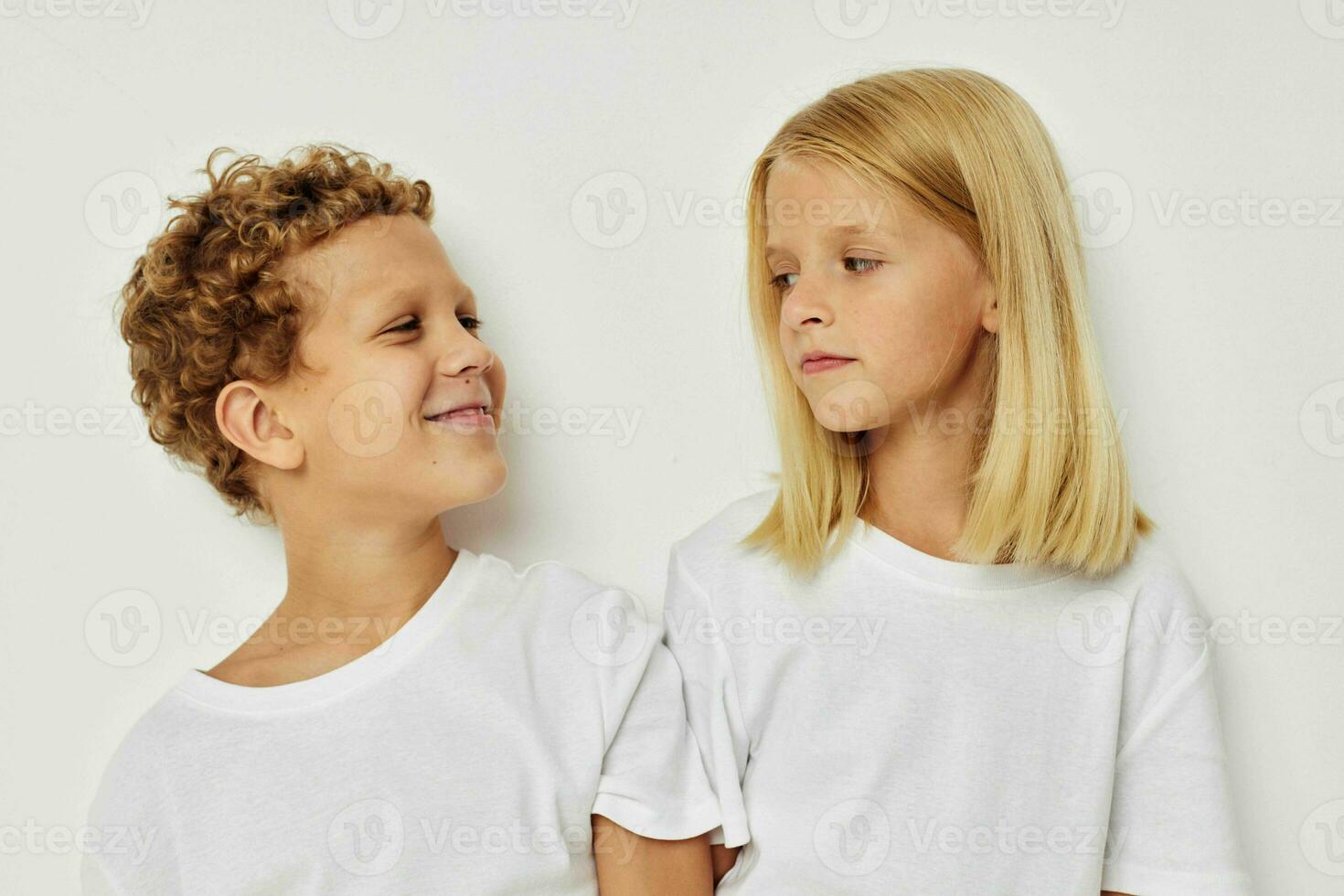 linda elegante niños amistad posando juntos estilo de vida inalterado foto