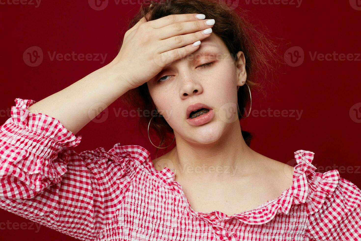 mujer en rosado camisa emociones gesticulando manos de cerca inalterado foto