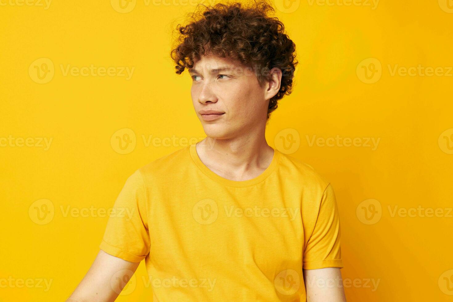 chico con rojo Rizado pelo amarillo camiseta Moda mano gestos aislado antecedentes inalterado foto