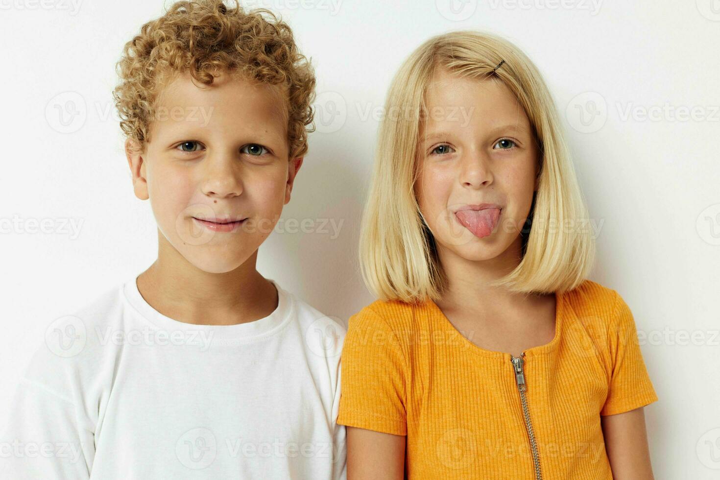 imagen de positivo chico y niña divertido gestos con manos emociones infancia ligero antecedentes foto