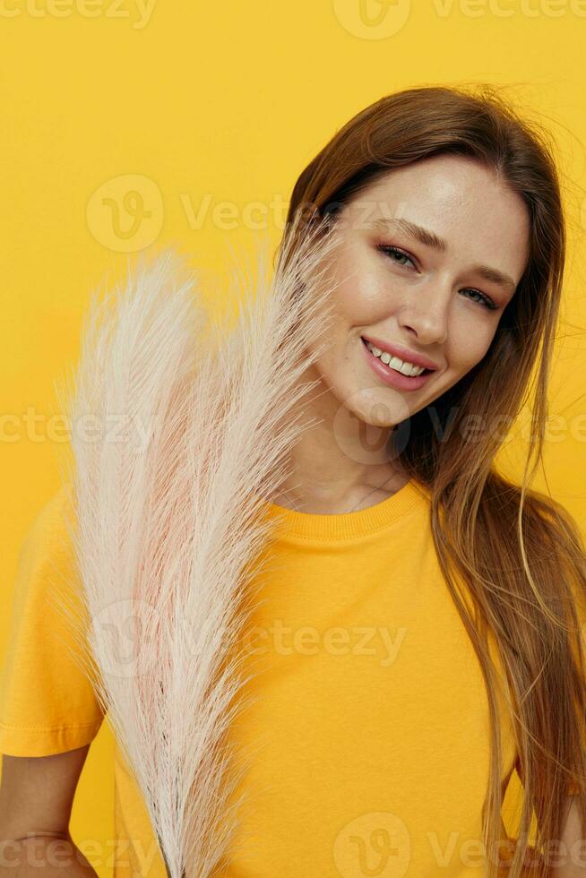 foto bonito niña posando rosado plumas en manos encanto Moda Si amarillo antecedentes