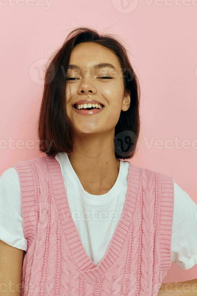 joven hermosa mujer zapatilla de deporte chalecos t camisa Moda aislado antecedentes foto