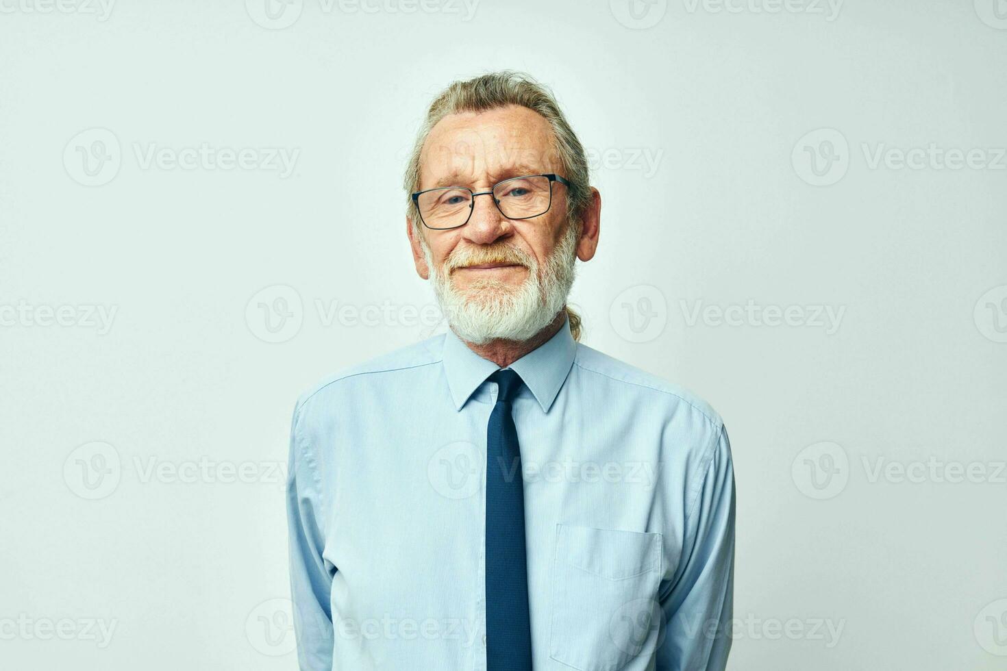 mayor hombre con gris barba en negocio oficina traje foto