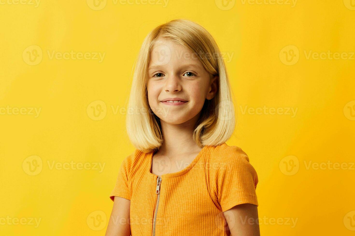 Un Retrato De Un Niño Pequeño Lindo Con La Camiseta Amarilla Contra El  Fondo Verde Fotos, retratos, imágenes y fotografía de archivo libres de  derecho. Image 31452308