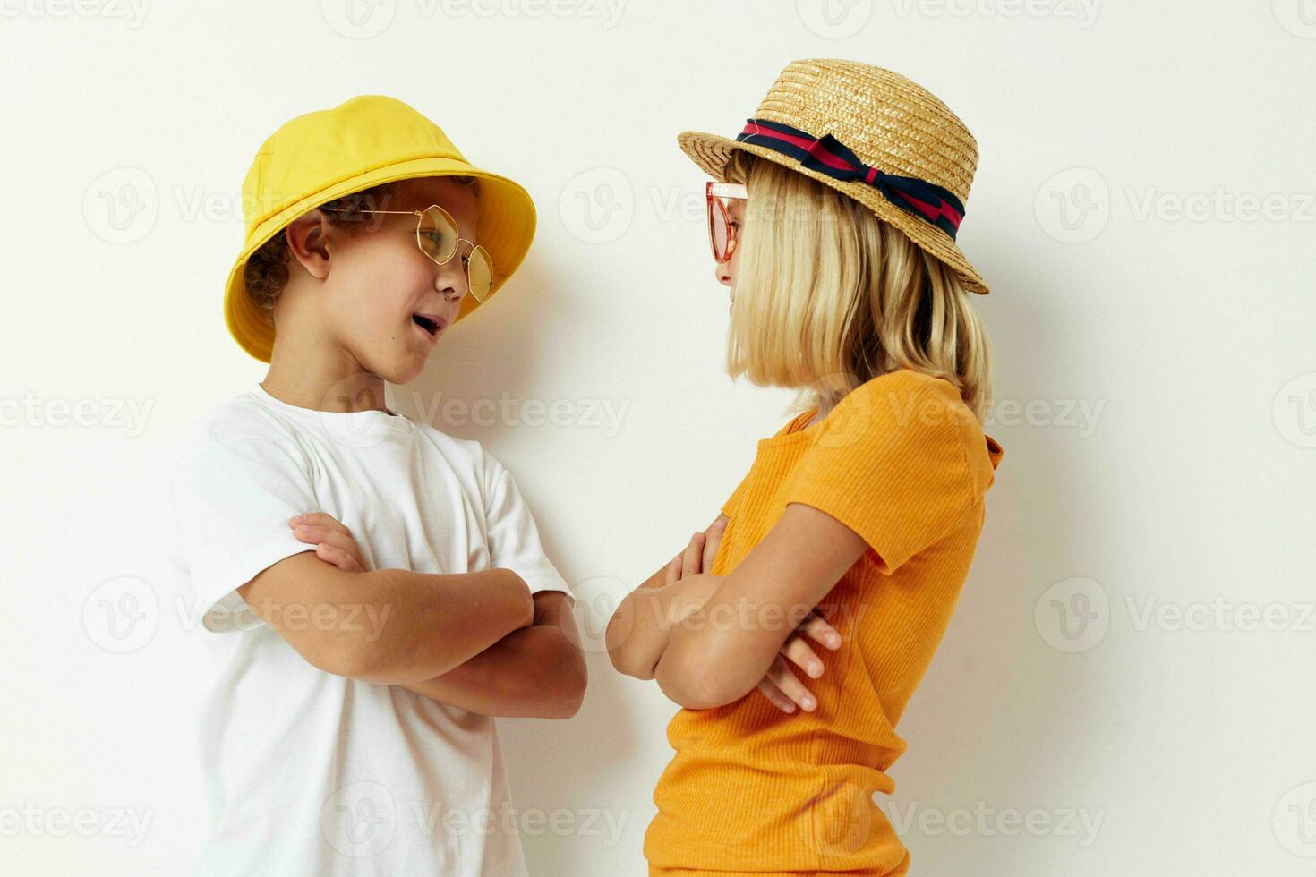chico y niña vistiendo sombreros Moda lentes posando amistad divertido foto