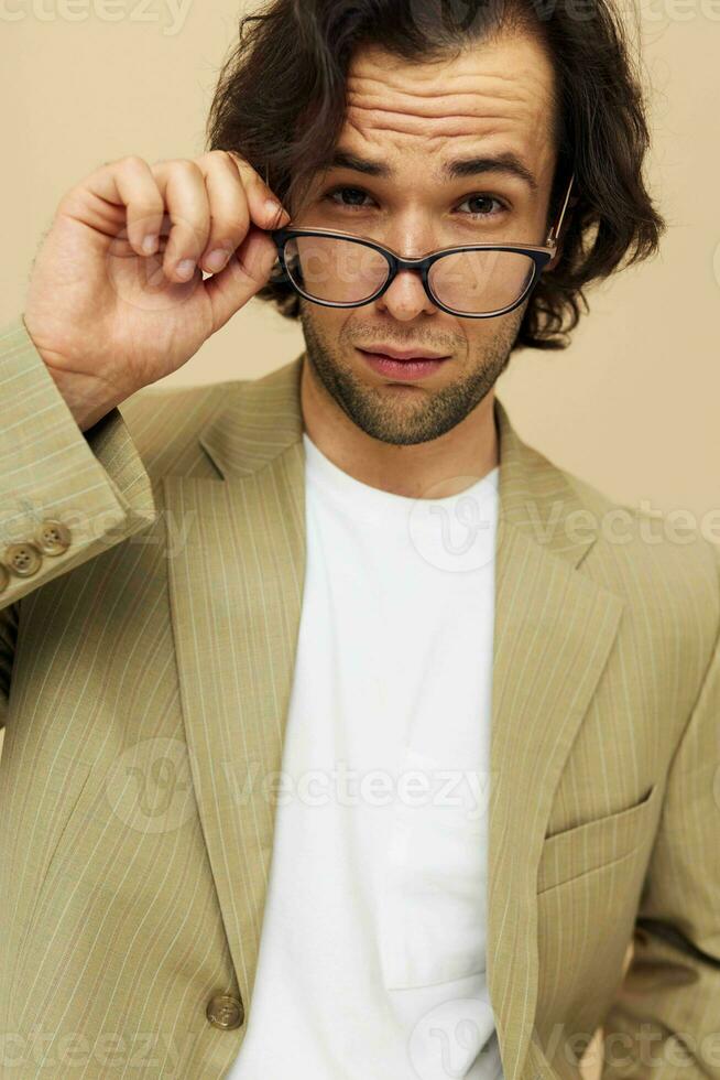 hermoso hombre en un traje posando emociones vestir lentes aislado antecedentes foto