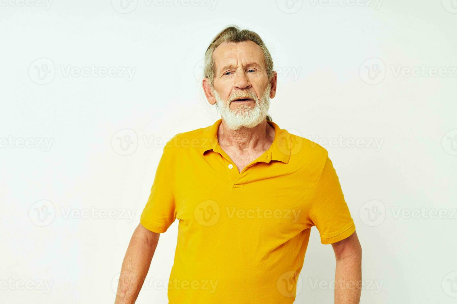 mayor canoso hombre con un gris barba emoción gestos manos ligero antecedentes foto