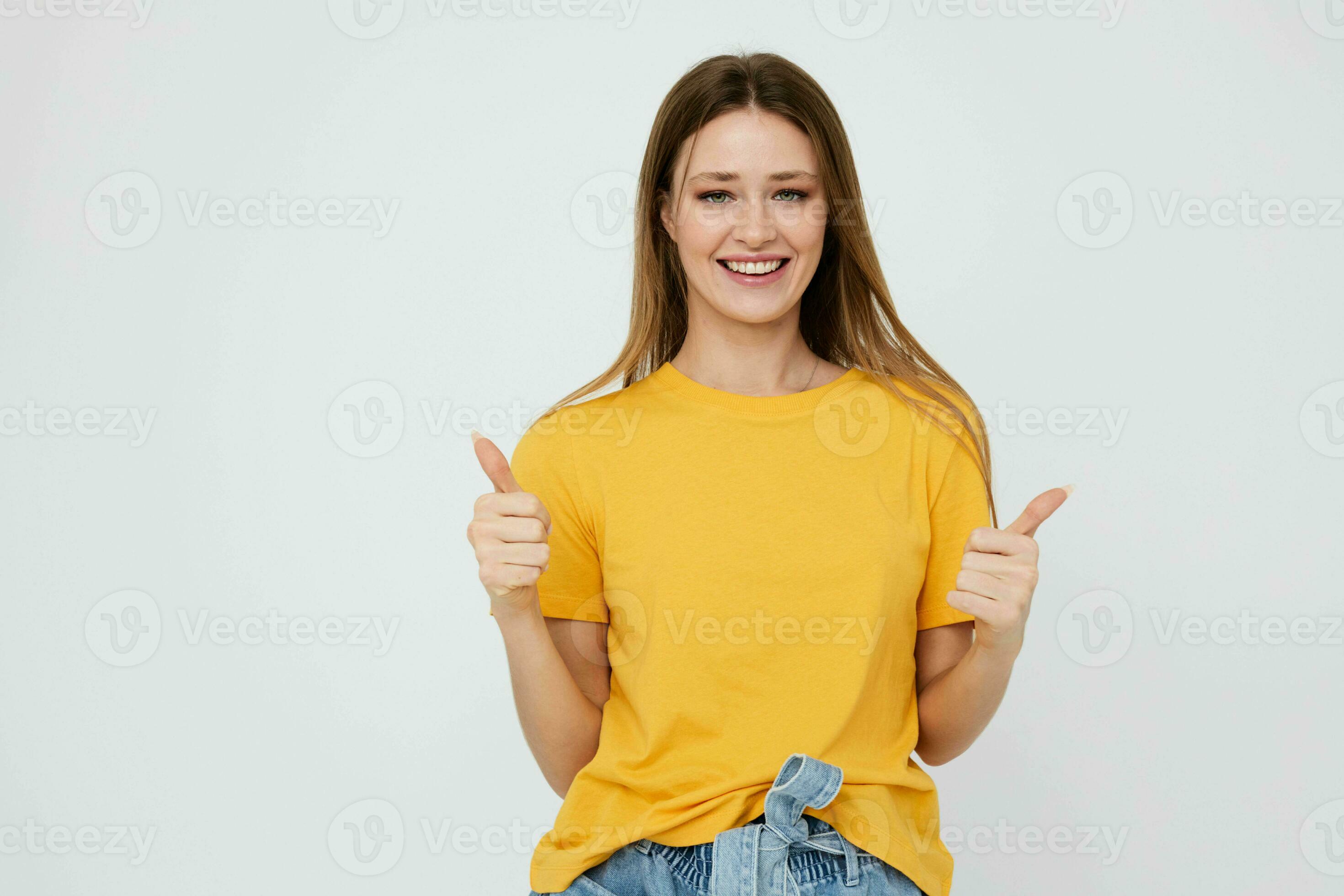 süß Mädchen im Gelb T-Shirt posieren Hand Gesten Licht Hintergrund 25018768  Stock-Photo bei Vecteezy