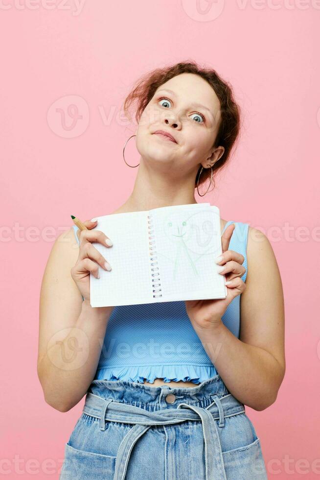 joven mujer aprendizaje con cuaderno y bolígrafo de cerca inalterado foto