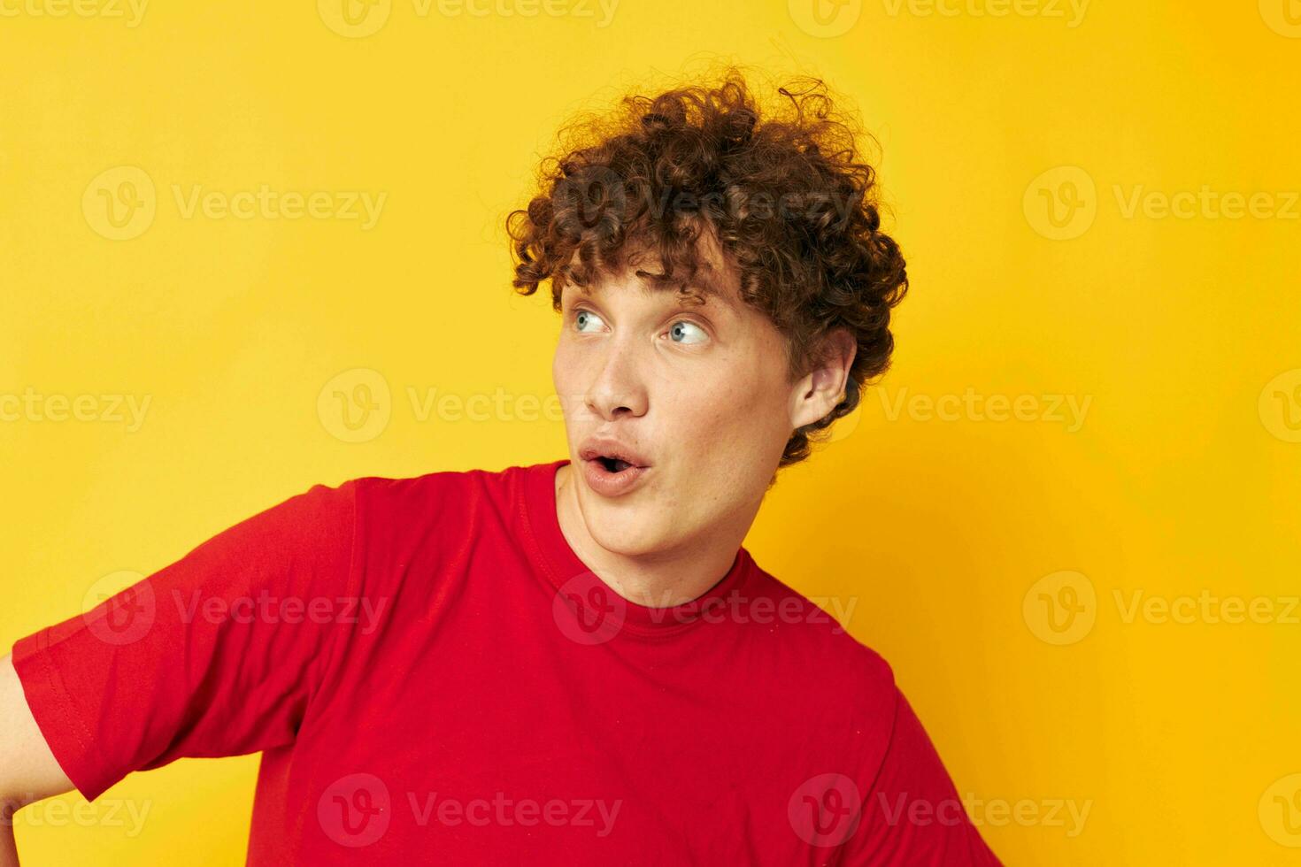 retrato de un joven Rizado hombre verano estilo Moda posando aislado antecedentes inalterado foto