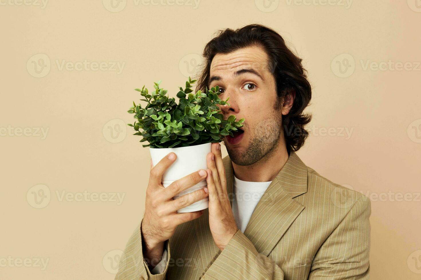 atractivo hombre con un flor maceta en su manos clásico estilo aislado antecedentes foto