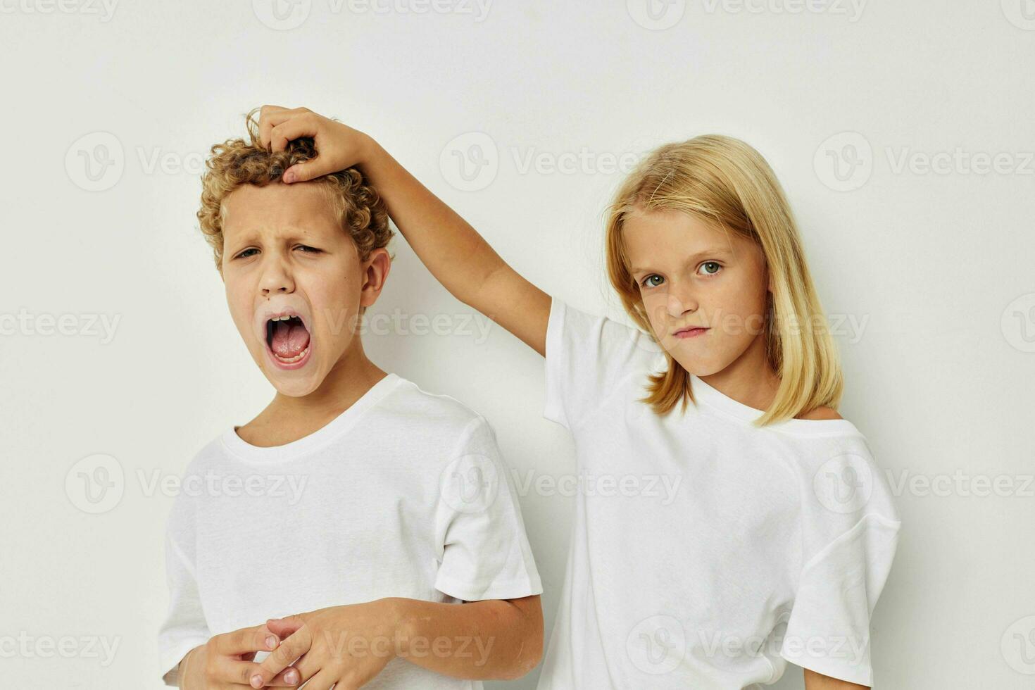 pequeño chico y niña amistad posando juntos estilo de vida inalterado foto