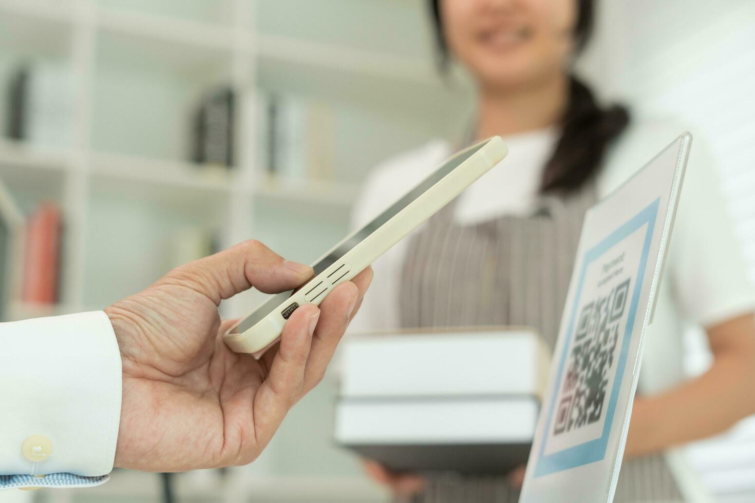 el cliente usa teléfonos inteligentes para escanear códigos qr para pagar en la tienda con pagos digitales sin efectivo. escaneo obtener descuentos. billetera electrónica, tecnología, pago en línea, aplicación bancaria, ciudad inteligente, transferencia de dinero. foto