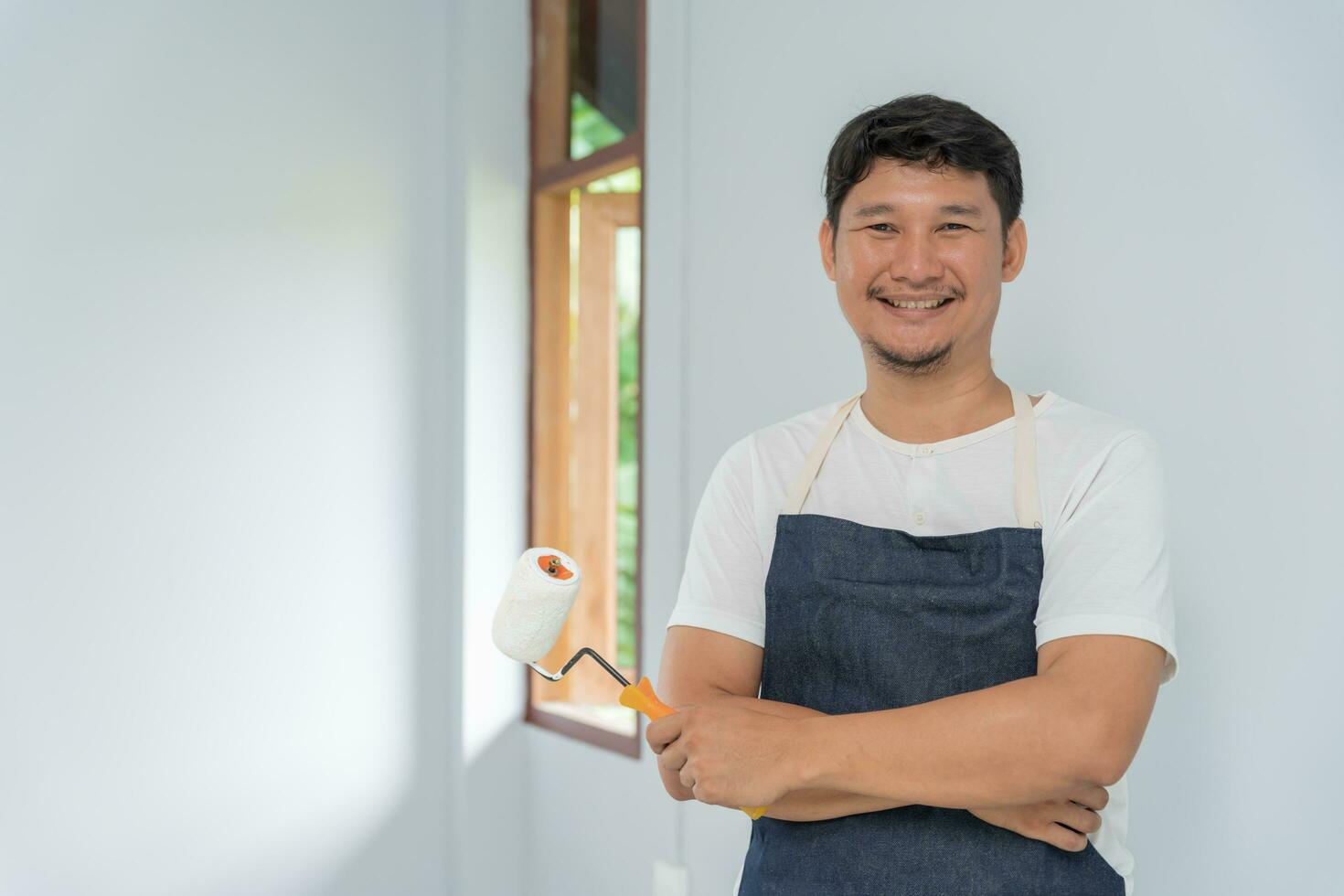 pintor hombre, cepillo en mano para productos a restaurar y pintar el muro, interior el edificio sitio de un casa, pared durante cuadro, renovación, cuadro, contratista, arquitecto, construcción trabajador foto