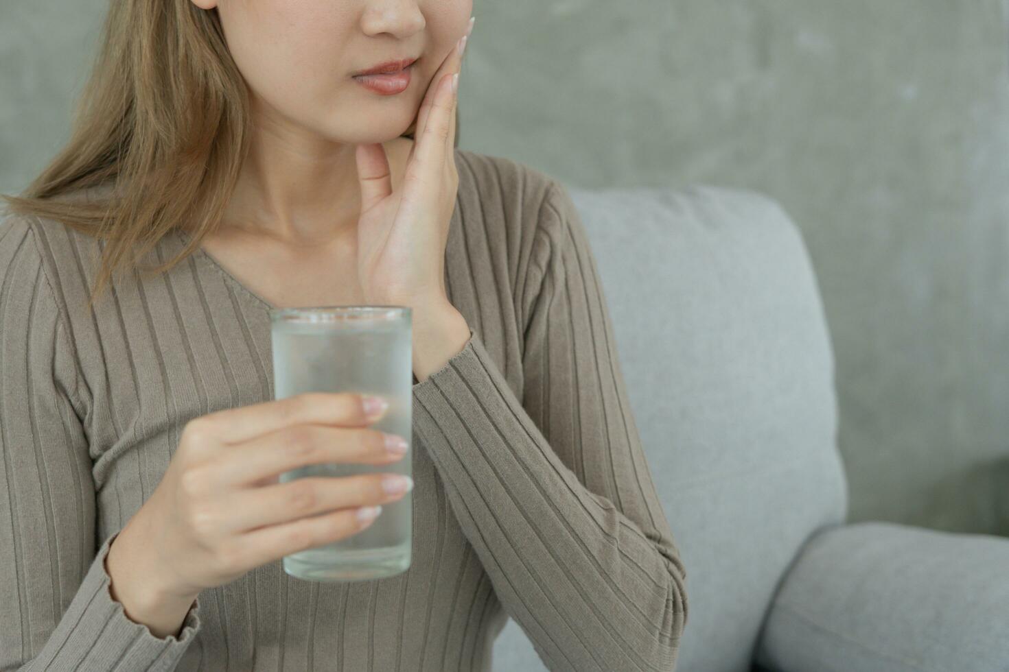 asiático mujer sensación sensible dientes después Bebiendo frío, hembra sufrir diente, decaer problemas, dental cuidado, diente extracción, decaer problema, malo aliento, gingival recesión, oral higiene instrucción foto