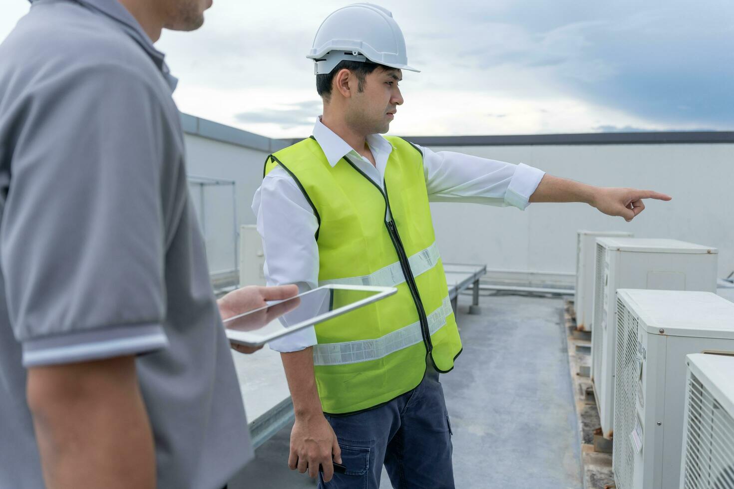 ingenieros equipo utilizar tableta cheque aire condición sistemas en sitio. contratista y inspector inspección construcción durante proyecto.civil para el hombre cheque calidad garantía. auditoría, inspeccionar, calidad control. foto