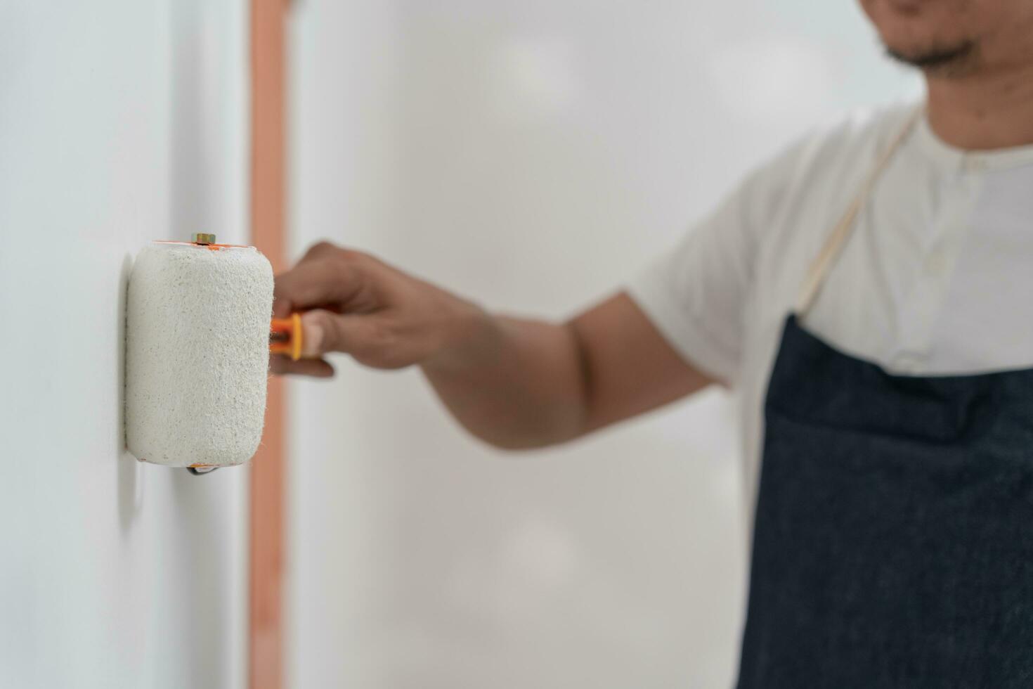 pintor hombre, cepillo en mano para productos a restaurar y pintar el muro, interior el edificio sitio de un casa, pared durante cuadro, renovación, cuadro, contratista, arquitecto, construcción trabajador foto