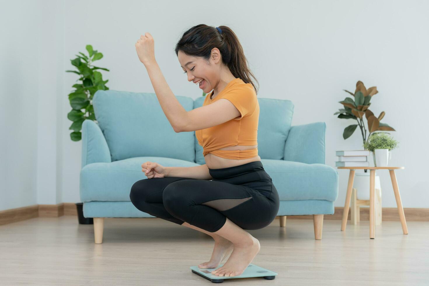 asiático mujer contento resultados de dieta. hermosa forma. hembra tener un reducido cintura Talla después debajo yendo un peso pérdida corso lata no vestir vaquero debido a peso pérdida. balance, control, rutinas foto