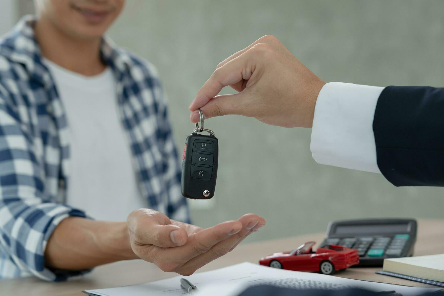 arrendamiento, alquiler de autos, venta, compra. el gerente del concesionario envía las llaves del auto al nuevo propietario. ventas, crédito de préstamo financiero, alquiler de vehículos, seguros, alquiler, vendedor, distribuidor, cuotas, negocio de cuidado de automóviles foto