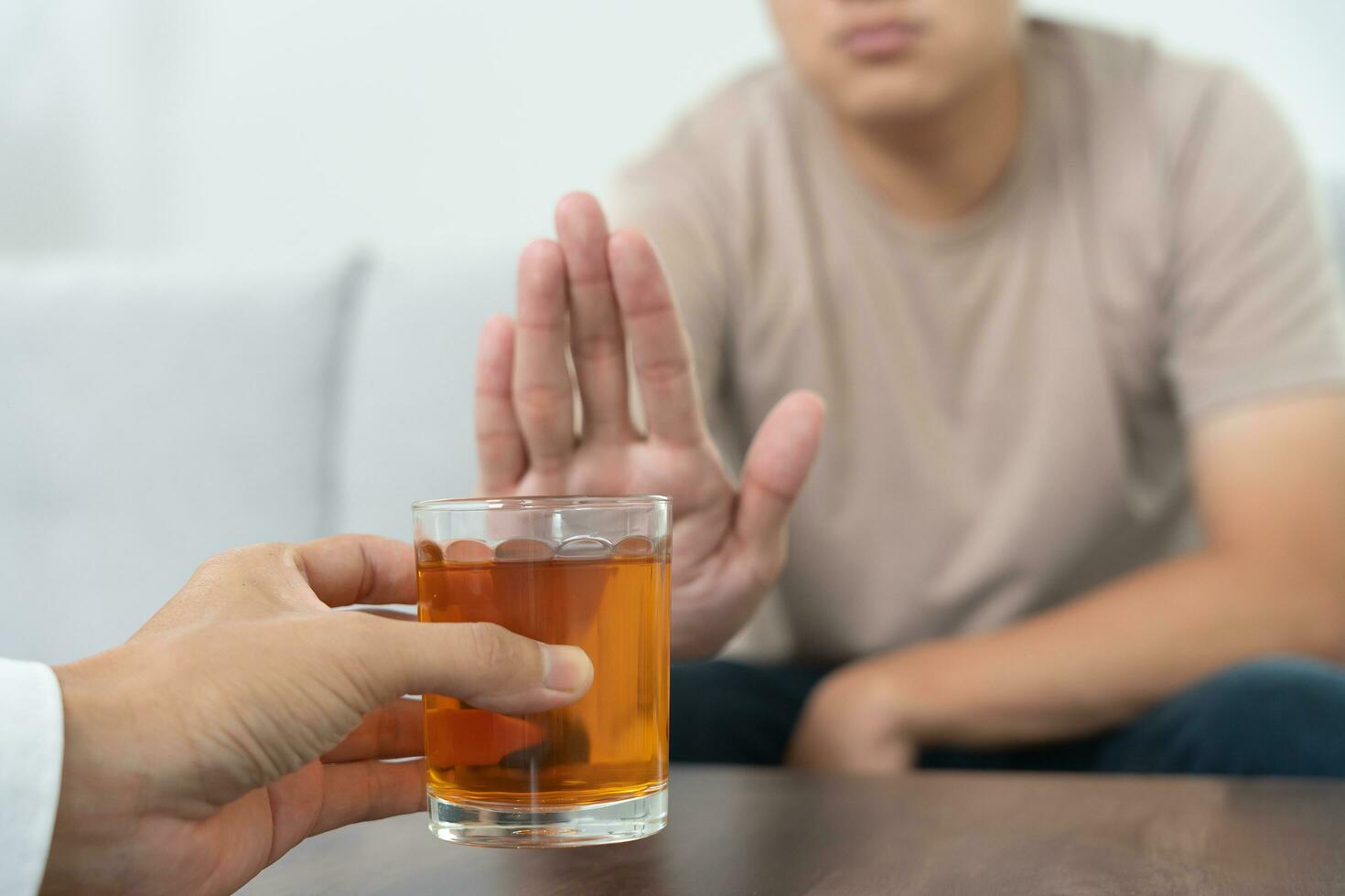 hombre se niega decir No y evitar a bebida un alcohol whisky , parada mano firmar masculino, alcoholismo tratamiento, alcohol adiccion, dejar bebida alcohólica, detener Bebiendo alcohol. negar vaso espíritu, insalubre, rechazar foto