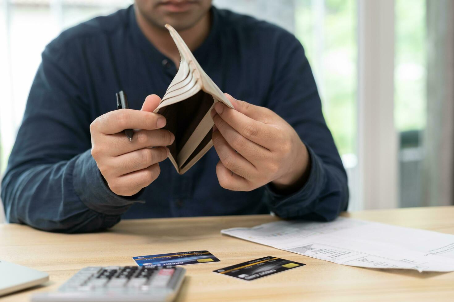 estresado y dolor de cabeza hombre No bolsillo dinero , No dinero a pagar a gastos y crédito tarjeta deuda. escasez, financiero problemas, hipoteca, préstamo, bancarrota, arruinado, pobre, vacío billetera, caer, abajo, pobre foto