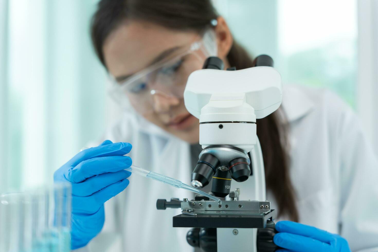 científico analiza muestras bioquímicas en laboratorio científico avanzado. uso profesional médico microscopio mirar desarrollo microbiológico de viral. investigación biotecnológica en el laboratorio de ciencias. foto