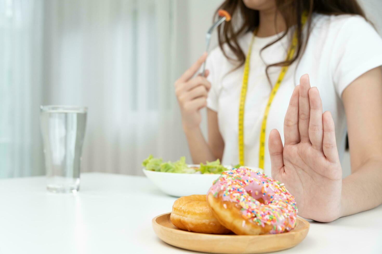 dieta y haciendo dieta belleza Delgado hembra cuerpo confundir rosquilla. mujer en ejercicio ropa logra peso pérdida objetivo para sano vida, loco acerca de delgadez, Delgado cintura, nutricionista foto