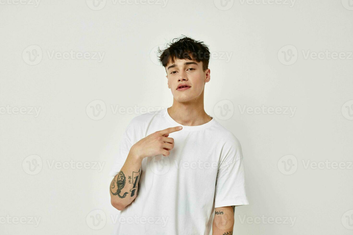 Photo young boyfriend tattoo on hands in white t-shirt Lifestyle unaltered