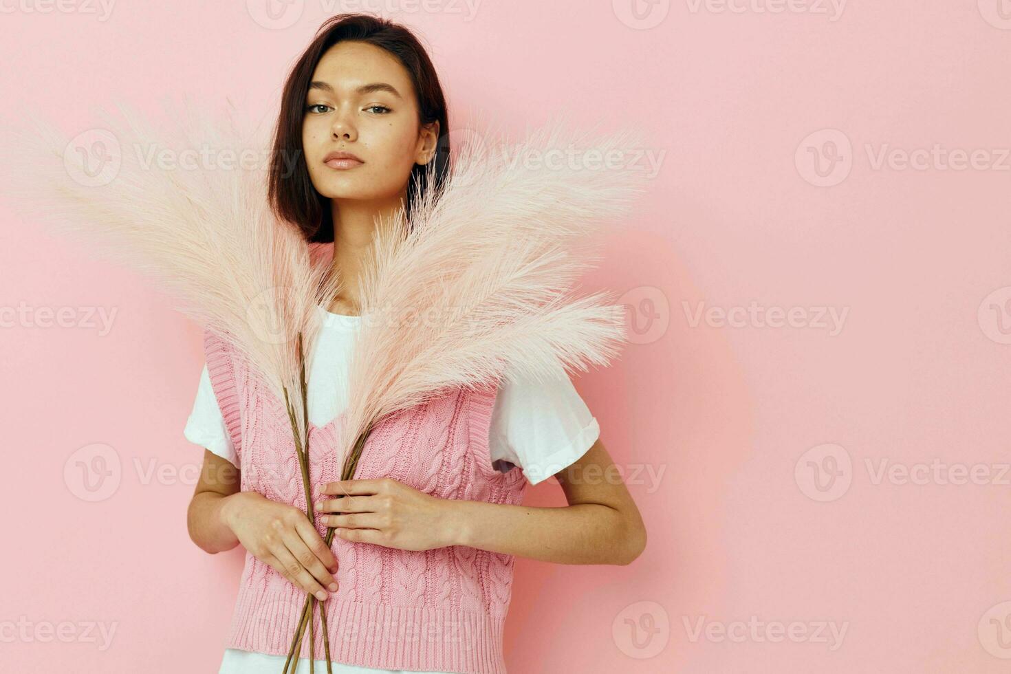 optimista joven mujer rosado plumas en mano posando casual vestir estilo de  vida inalterado 25026833 Foto de stock en Vecteezy