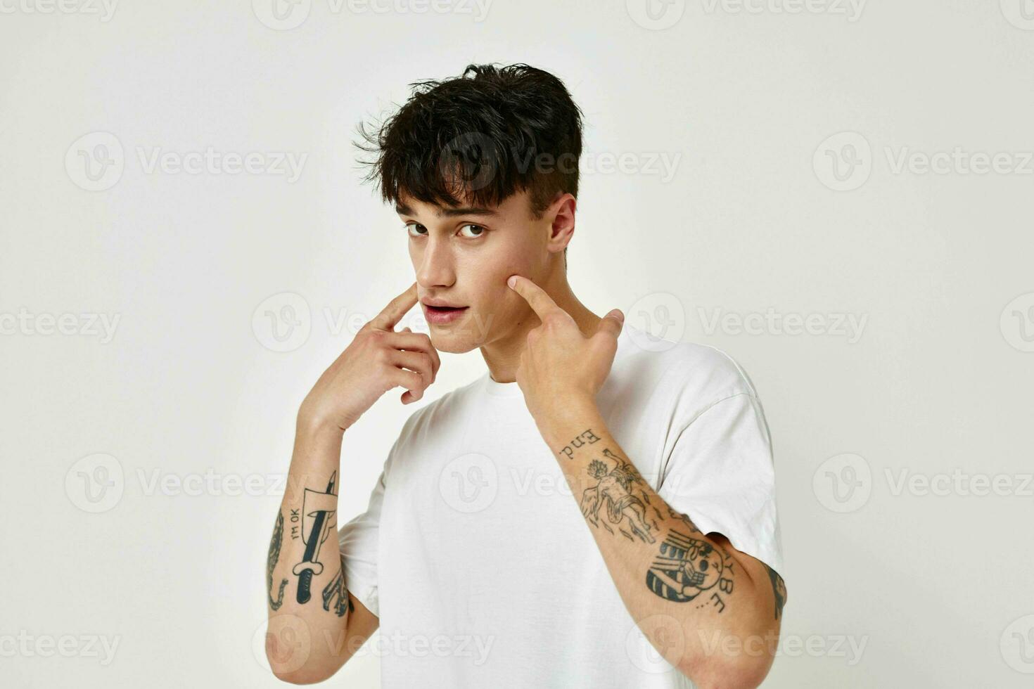 Photo young boyfriend tattoo on hands in white t-shirt Lifestyle unaltered