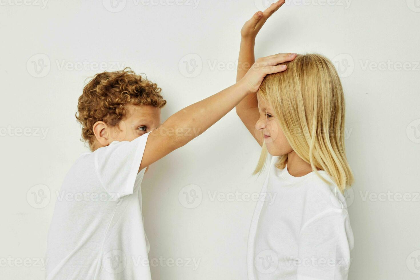 linda elegante niños amistad posando juntos estilo de vida inalterado foto