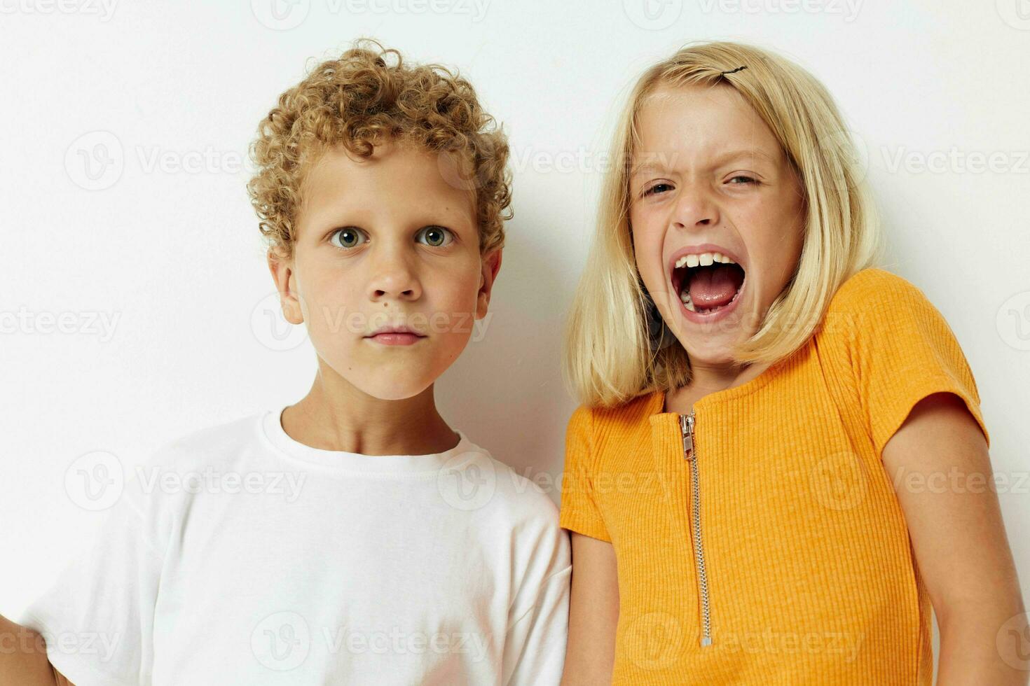 linda preescolar niños casual ropa posando emociones estudio aislado antecedentes inalterado foto