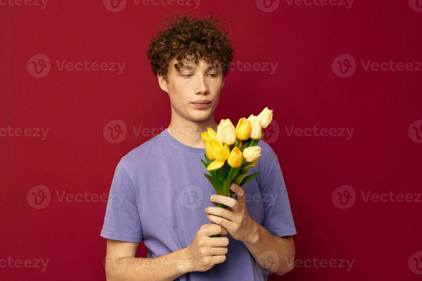 linda adolescente rojo pelo en casual vestir ramo de flores de flores regalo rojo antecedentes inalterado foto