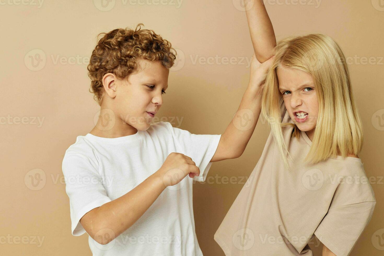 chico y niña participación cada otro por el pelo beige antecedentes foto