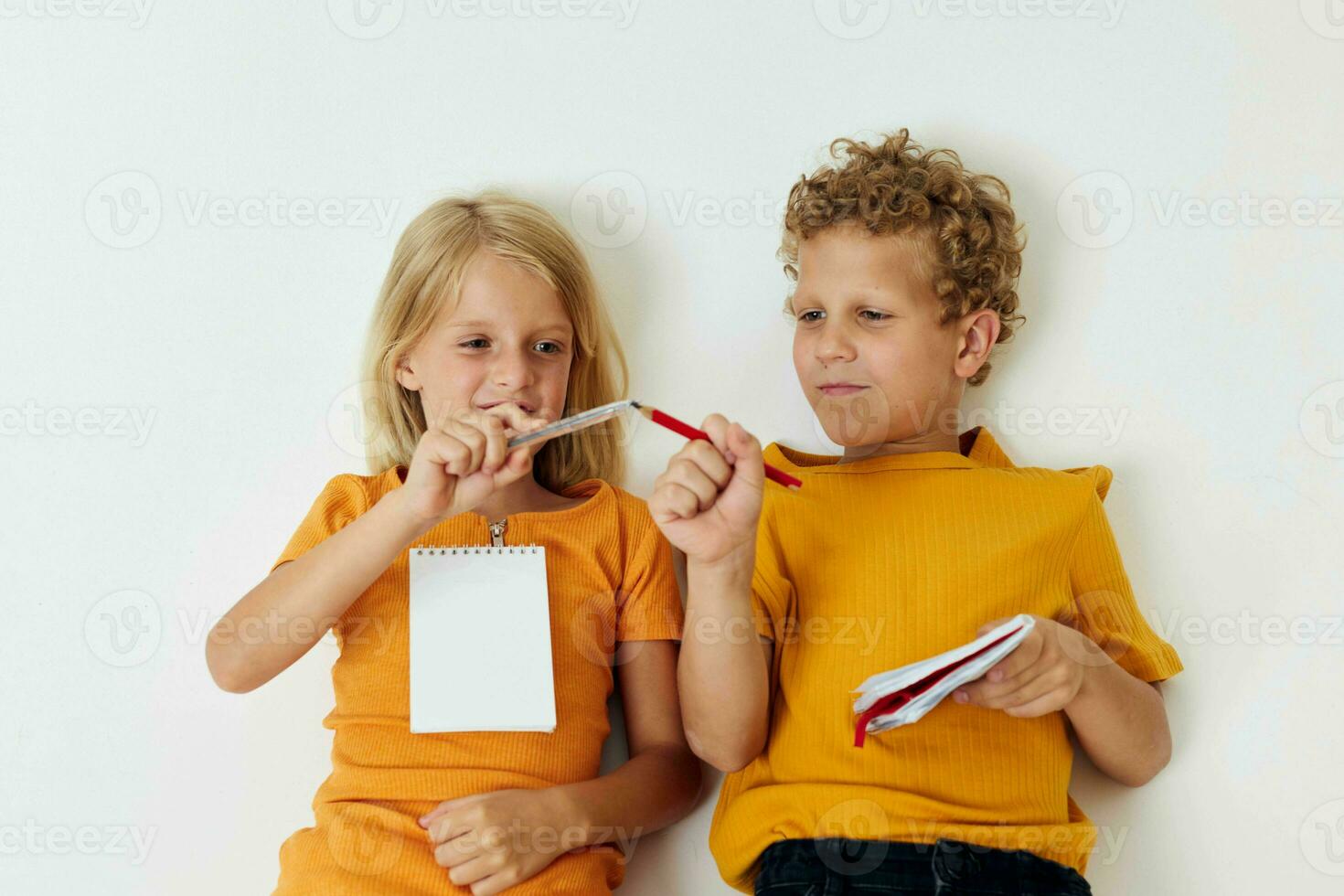 dos alegre niños infancia entretenimiento dibujo infancia estilo de vida inalterado foto