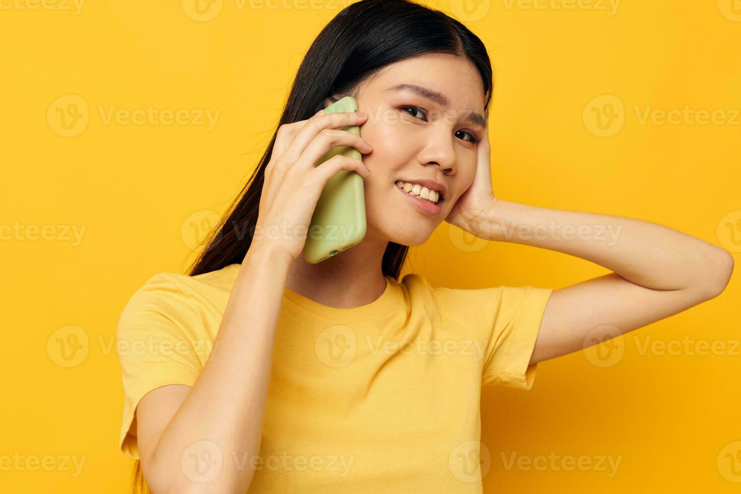 encantador joven asiático mujer hablando en el teléfono posando tecnología estudio modelo inalterado foto