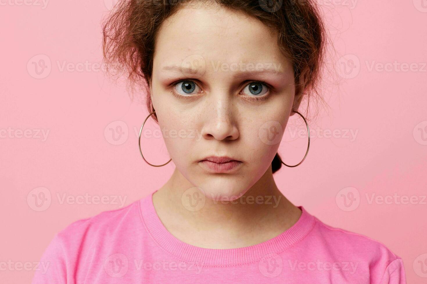 hermosa mujer Moda rosado camiseta decoración posando estudio modelo inalterado foto