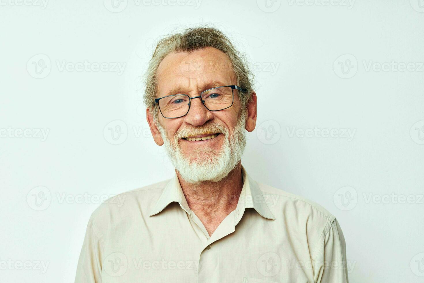 retrato de contento mayor hombre con un gris barba en un camisa y lentes aislado antecedentes foto