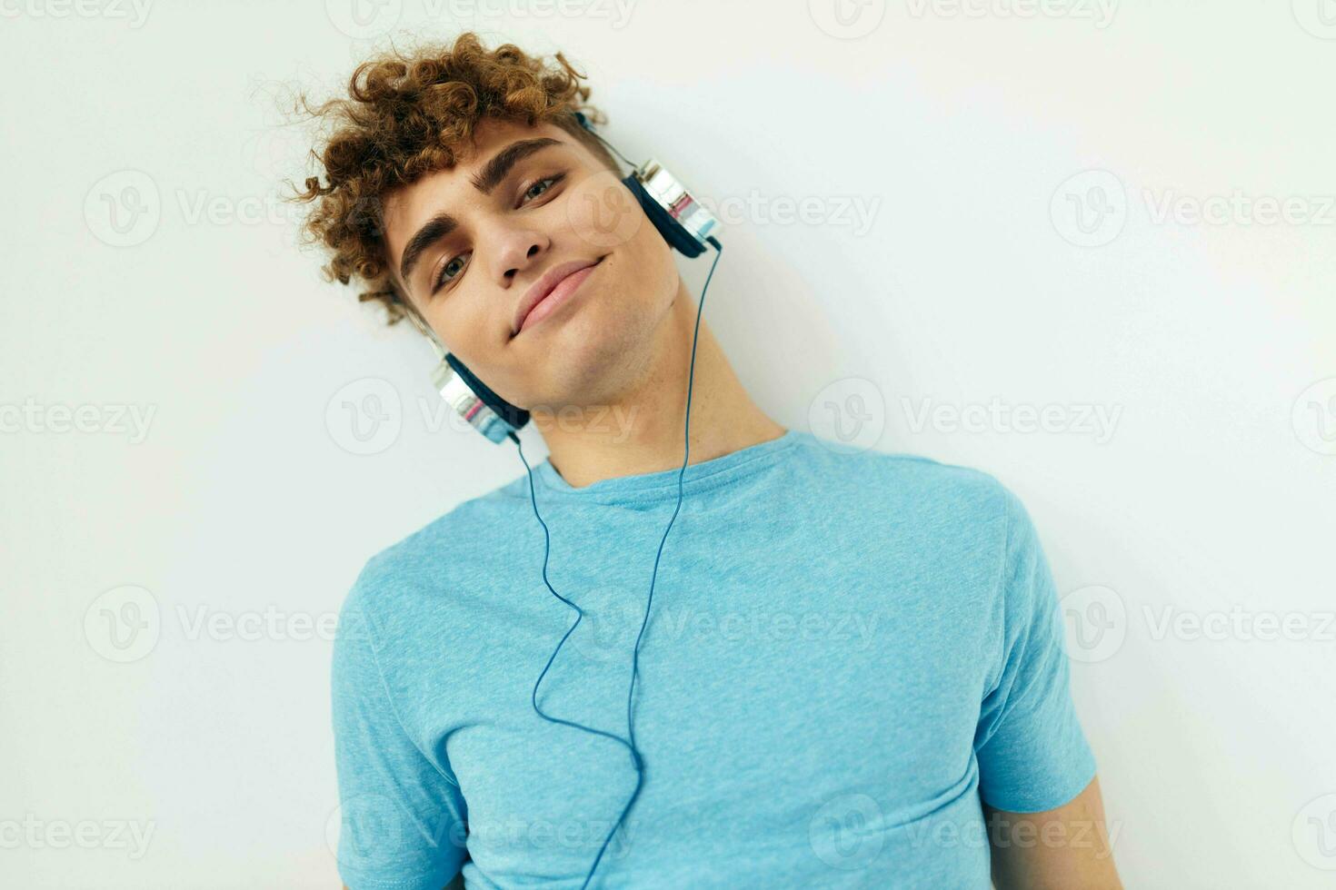 hermoso joven hombre en auriculares música emociones estilo de vida inalterado foto