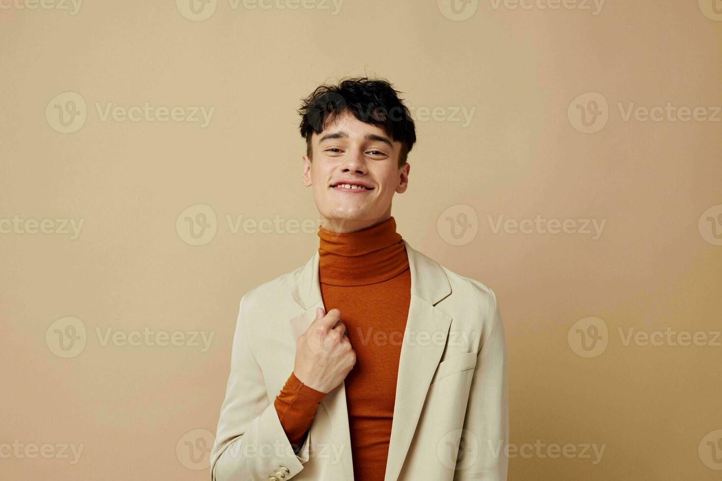 Photo young boyfriend posing with a phone in his hands in a jacket elegant style model studio